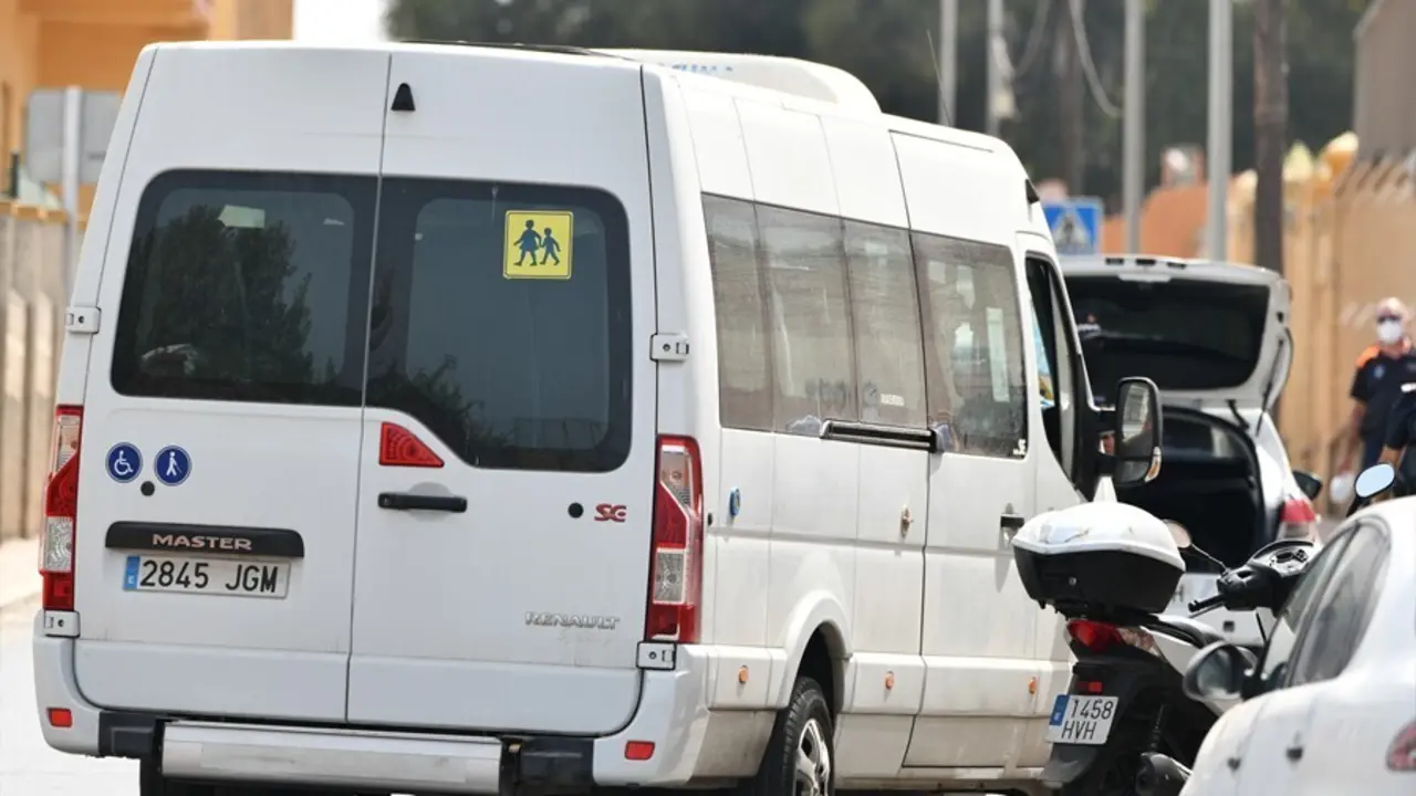 Menores no acompa&ntilde;ados viajan en una furgoneta, en las inmediaciones del Polideportivo Santa Amelia