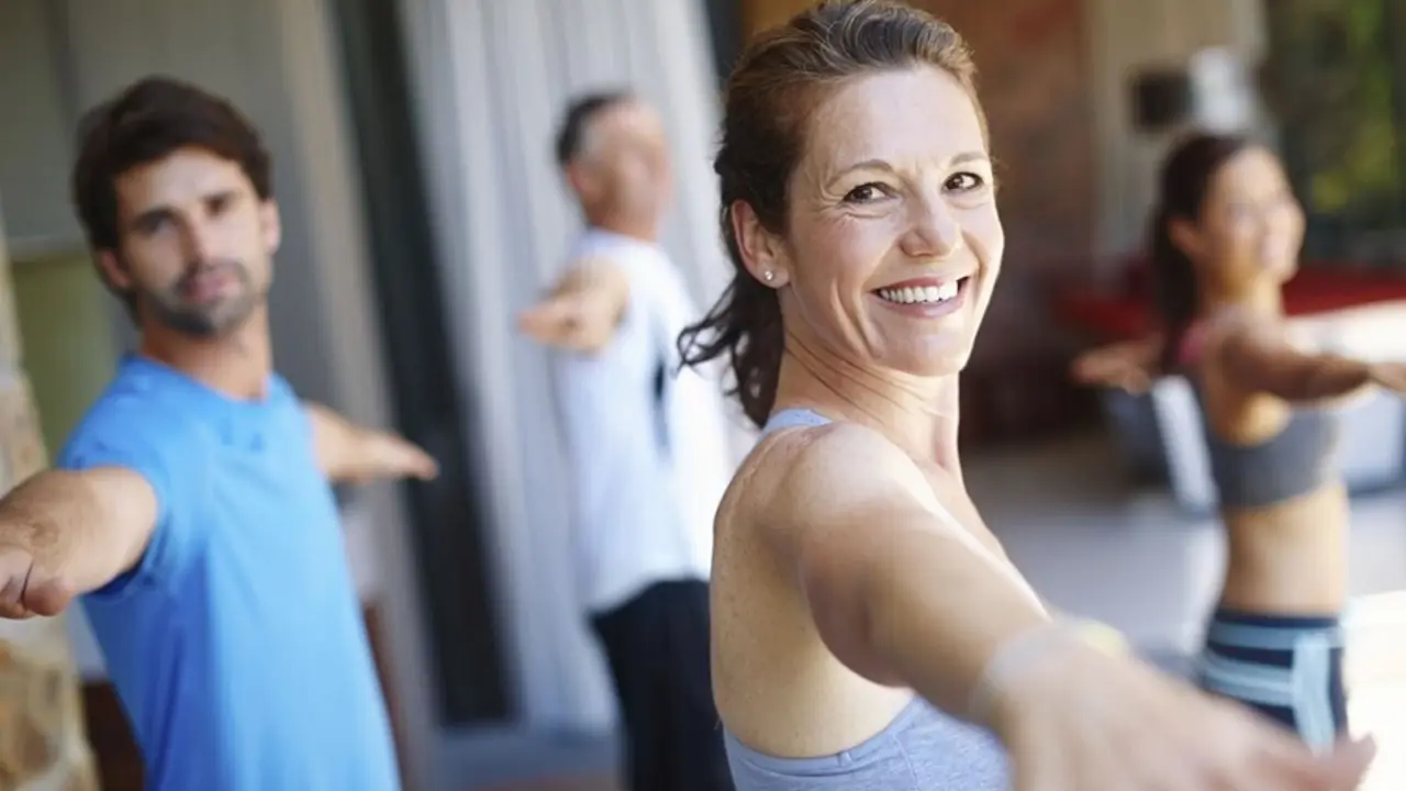 Archivo - Gente haciendo gimnasia. Sonrisa. Dientes. Deporte