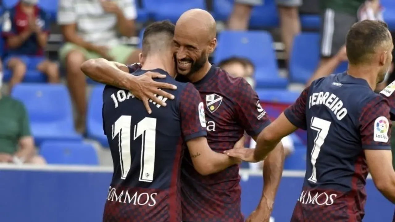 El Huesca celebra el triunfo ante el Eibar en la primera jornada de la Liga SmartBank 2021-22