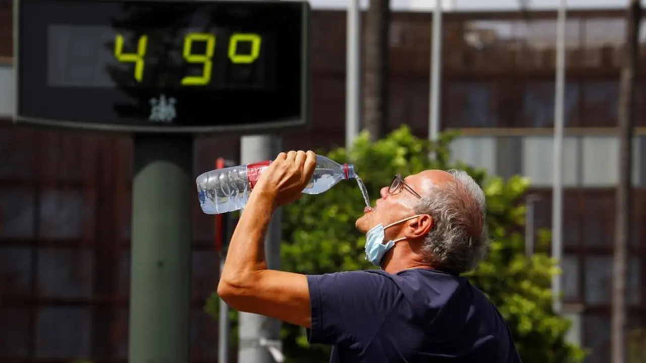 Un turista se refresca en el centro de C&oacute;rdoba durante la ola de calor que afecta a la mayor parte de Espa&ntilde;a y que este viernes seguir&aacute;n siendo muy altas, sobre todo en el valle del Guadalquivir, donde la Agencia Estatal de Meteorolog&iacute;a (Aemet) ha activado el aviso rojo (riesgo extremo) por valores que podr&aacute;n llegar puntualmente hasta los 46 grados.EFE/Salas