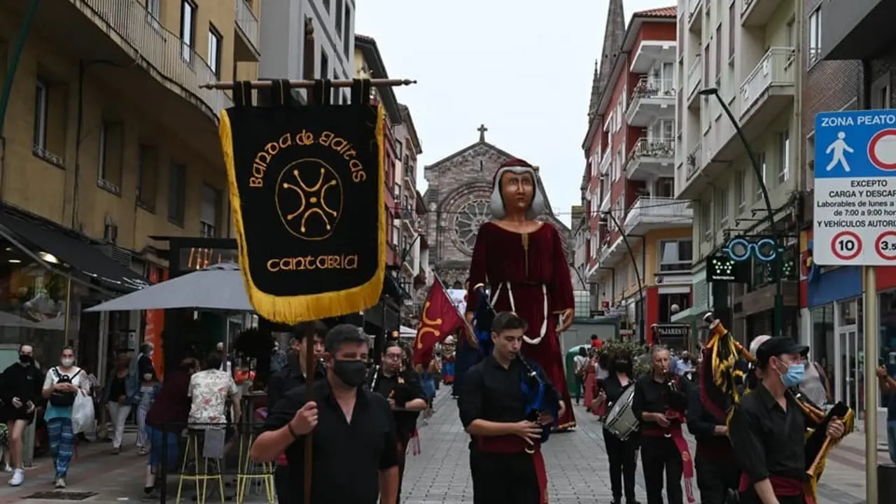 Pasacalles por Torrelavega con la protagonista Leonor de la Vega. / ALERTA