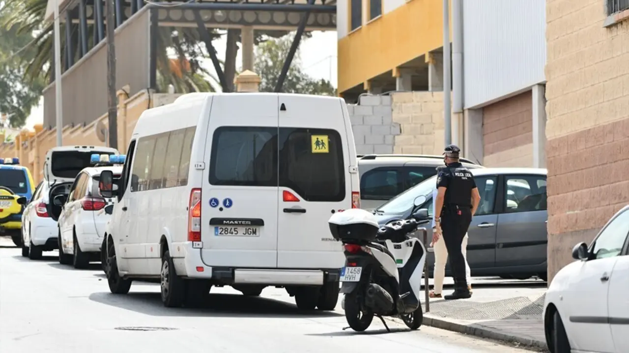 Menores no acompa&ntilde;ados viajan en una furgoneta, en las inmediaciones del Polideportivo Santa Amelia, donde fueron acogidos 250 de los 800 menores que llegaron a Ceuta el pasado mes de mayo, a 13 de agosto de 2021, en Ceuta (Espa&ntilde;a). 