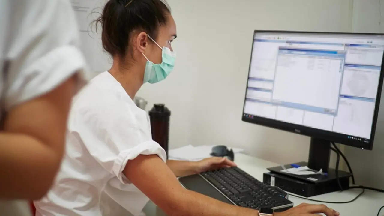 Una profesional sanitaria trabaja en el dispositivo de vacunaci&oacute;n instalado por el Servicio Navarro de Salud en el antiguo colegio de Maristas, a 13 de agosto de 2021, en Pamplona, Navarra (Espa&ntilde;a)