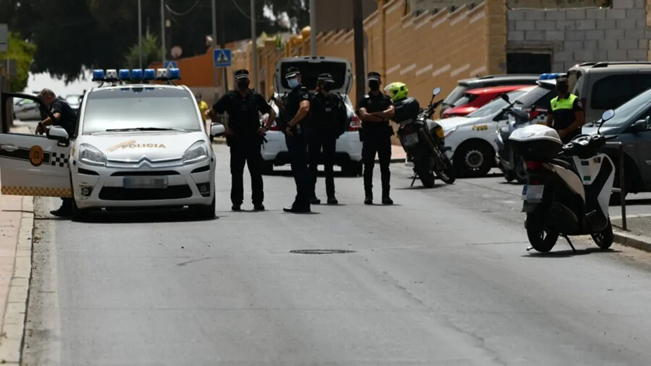 Varios veh&iacute;culos y agentes de la Polic&iacute;a Local de Ceuta se concentran en las inmediaciones del Polideportivo Santa Amelia, donde fueron acogidos 250 de los 800 menores que llegaron a Ceuta el pasado mes de mayo, EL VIERNES 13 DE AGOSTO en Ceuta (Espa&ntilde;a).