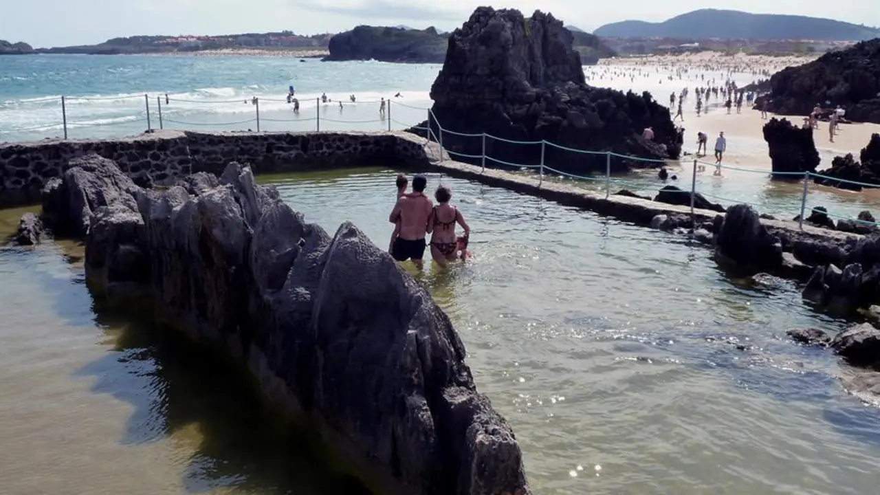 Los antiguos viveros de la costa de Isla, en el municipio c&aacute;ntabro de Arnuero, que el siglo pasado serv&iacute;an de criaderos de langosta se han reconvertido este verano en unas originales piscinas naturales de agua salada para el disfrute de ba&ntilde;istas que buscan tranquilidad y seguridad en unas instalaciones integradas con el medio natural. EFE/ Miguel Ramos