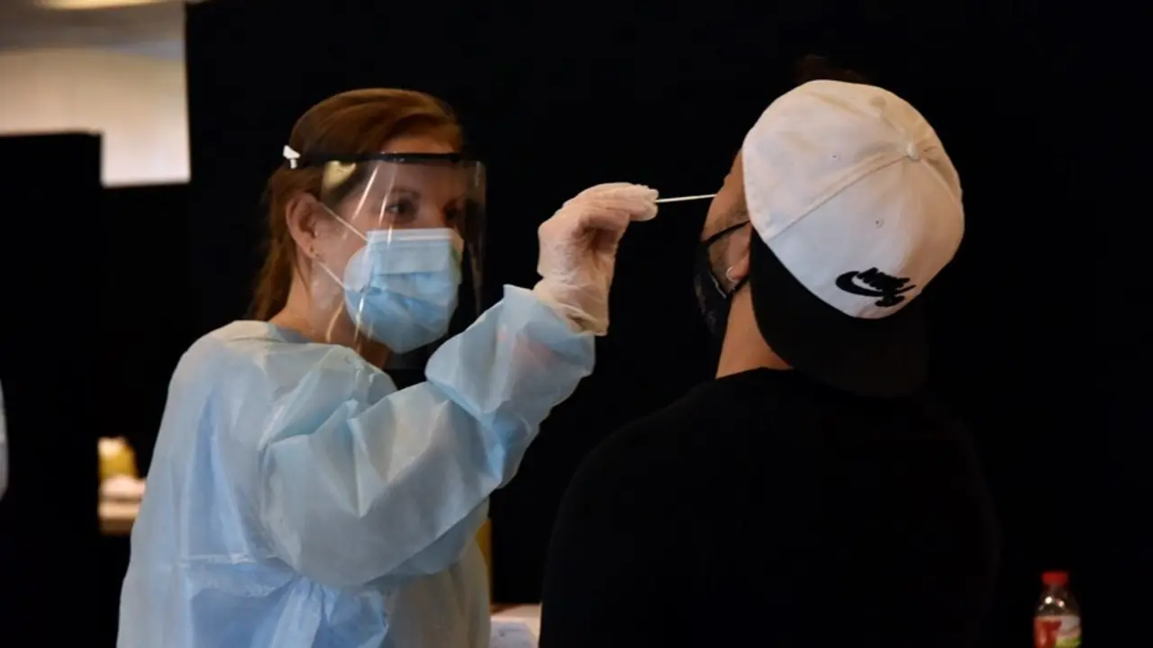 Archivo - Una trabajadora sanitaria realiza un test de ant&iacute;genos en foto de archivo.