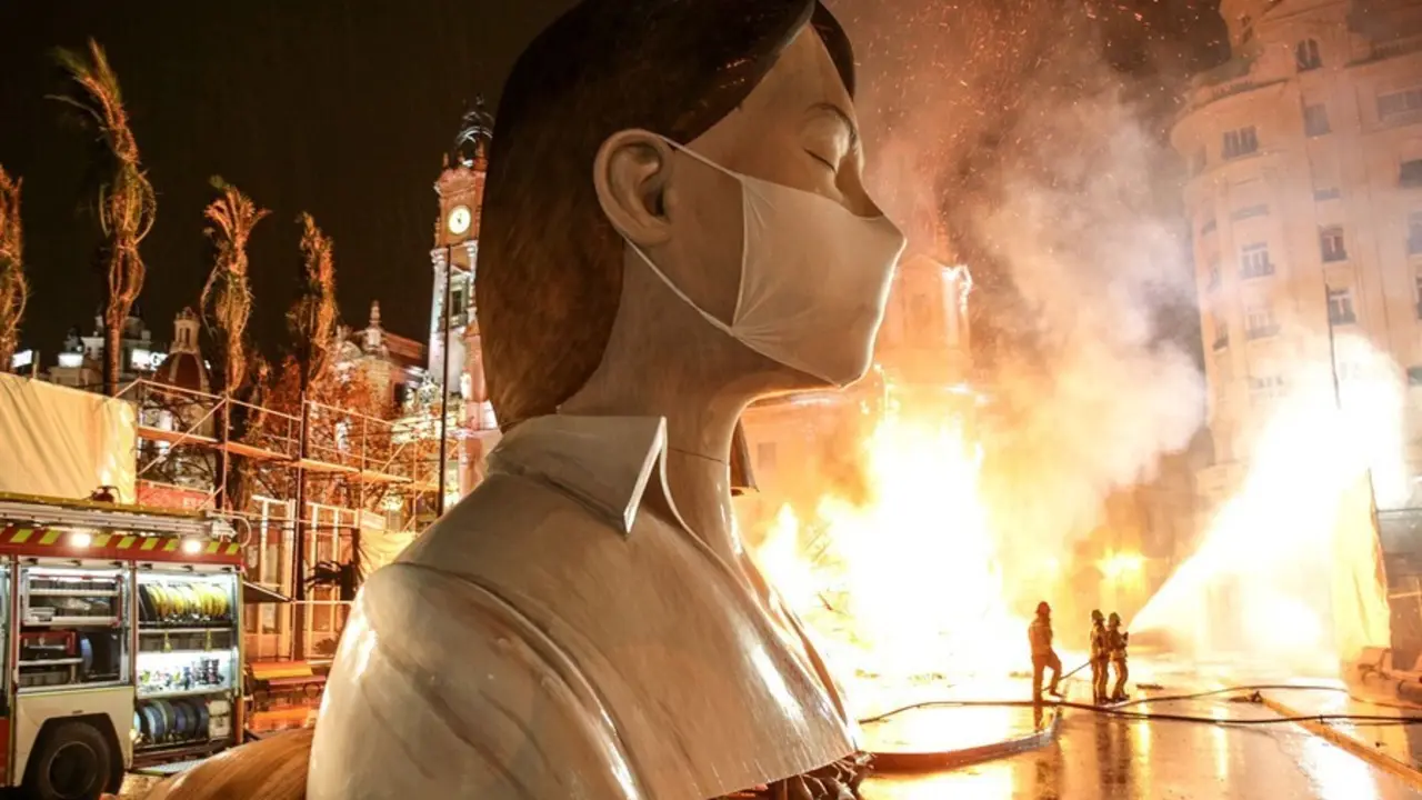 Archivo - Crem&agrave; de la falla municipal de Val&egrave;ncia, el 17 de marzo, por el coronavirus