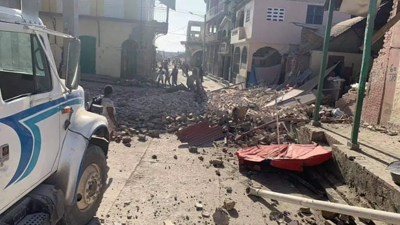 Un fuerte terremoto de magnitud 7,2 sacude a Hait&iacute;.RS