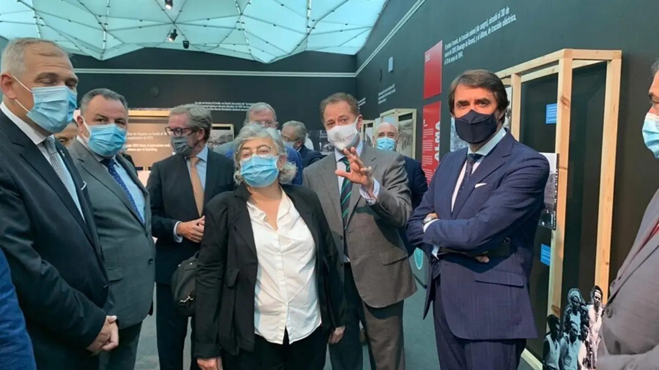 Un momento del acto institucional en el que ha participado Su&aacute;rez-Qui&ntilde;ones (d) con motivo del D&iacute;a de Le&oacute;n en la 64 edici&oacute;n de la Feria de Muestras de Gij&oacute;n-Asturias