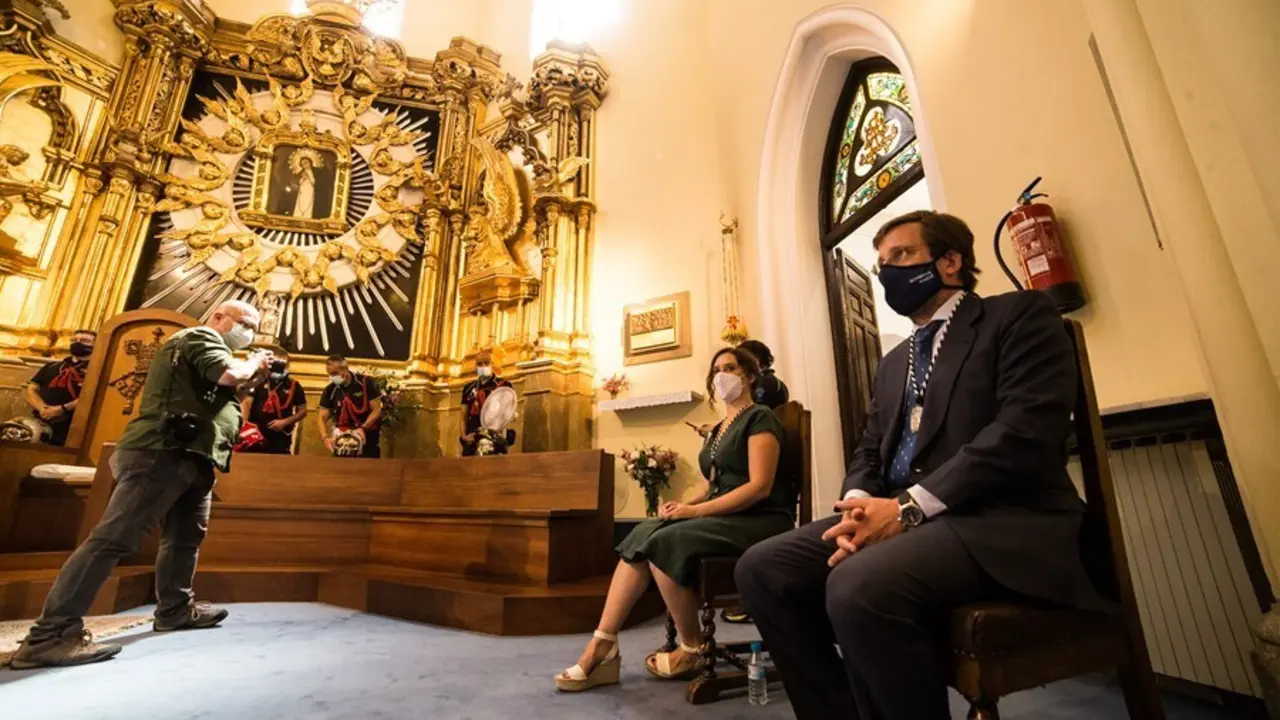 Archivo - La presidenta de la Comunidad de Madrid, Isabel D&iacute;az Ayuso, y el alcalde de Madrid, Jos&eacute; Luis Mart&iacute;nez-Almeida, asisten a la Misa Solemne en honor a la Virgen de la Paloma el pasado 15 de agosto de 2020