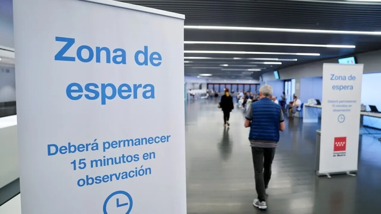 Archivo - Un hombre entra en la zona de espera, despu&eacute;s de recibir la dosis con la vacuna de Pfizer en el Wanda Metropolitano.