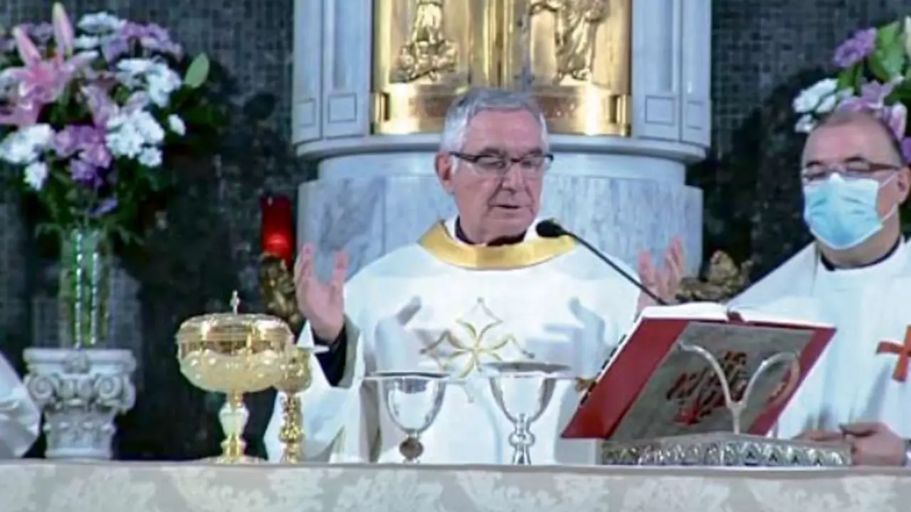 El interior de la iglesia con el aforo completo para honrar a la Virgen con autoridades y feligreses. / ALERTA