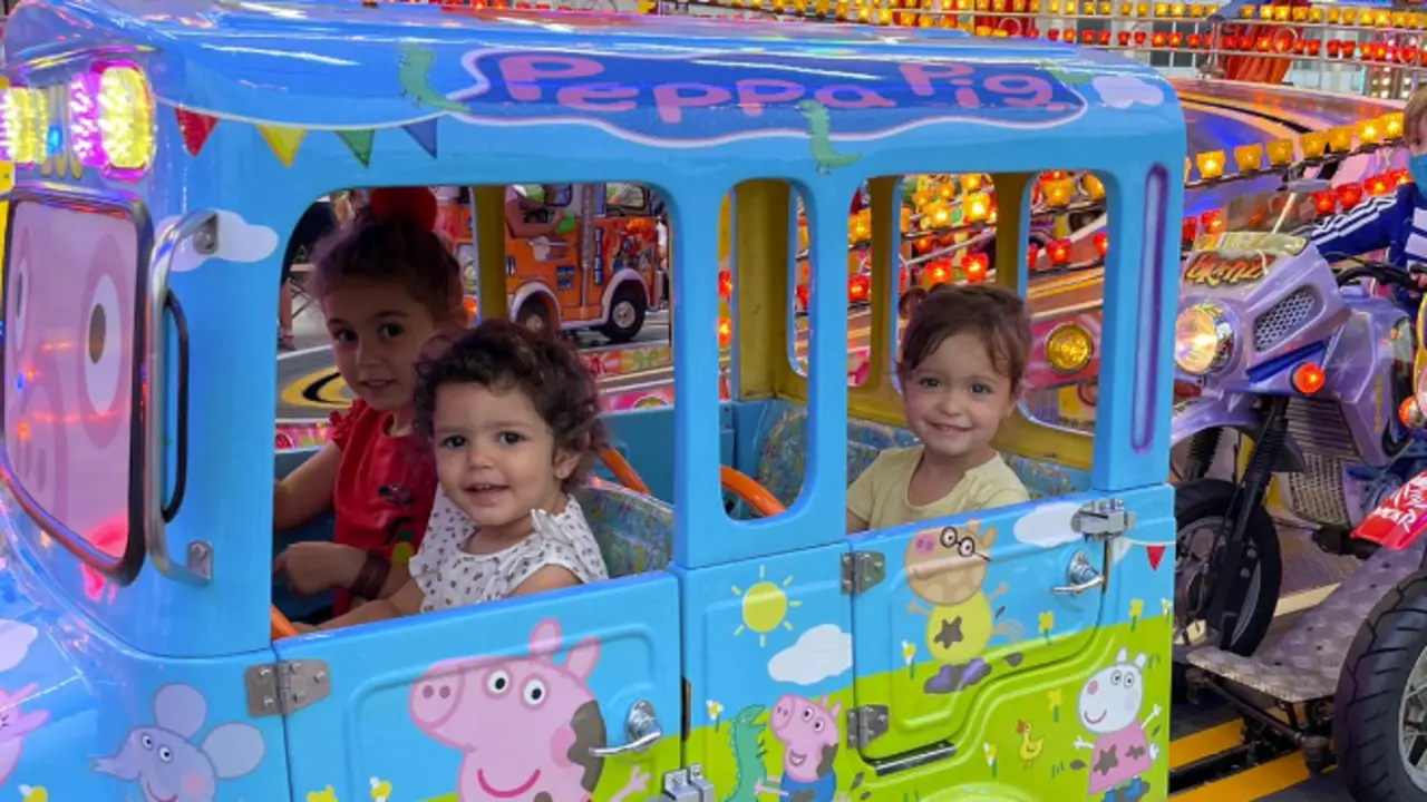 Tres ni&ntilde;as disfrutando ayer de las atracciones en el recinto. / ALERTA