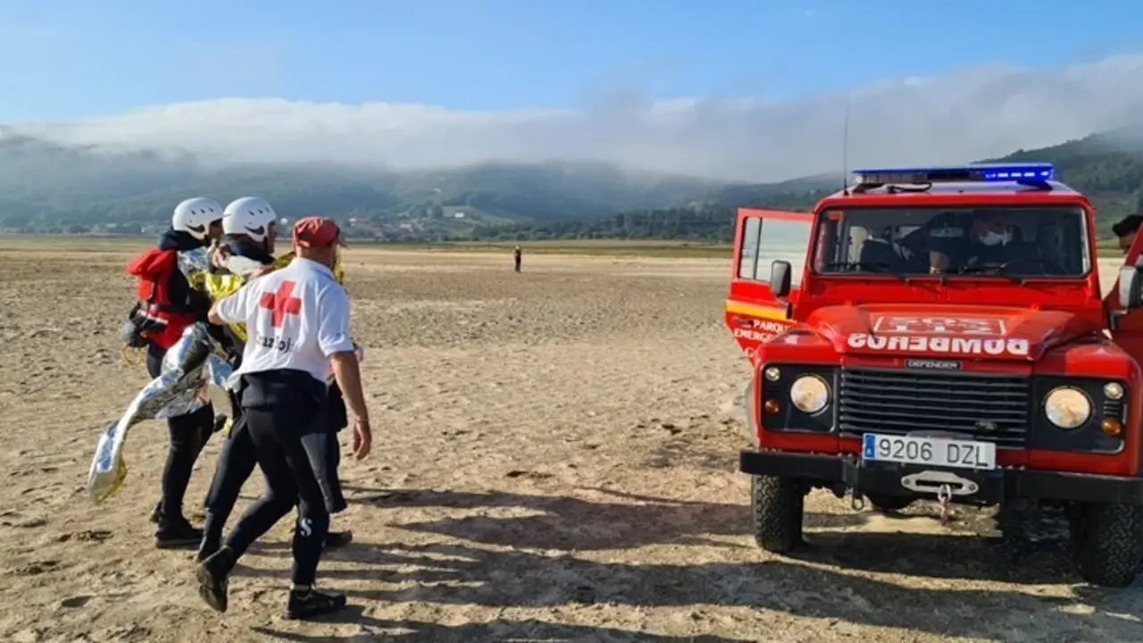Rescate de una mujer en el embalse del Ebro.