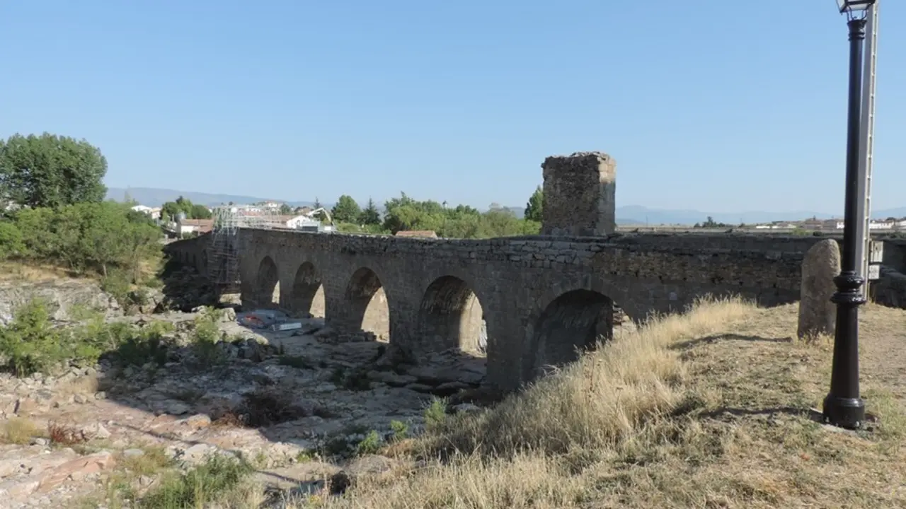 Puente en restuaraci&oacute;n.