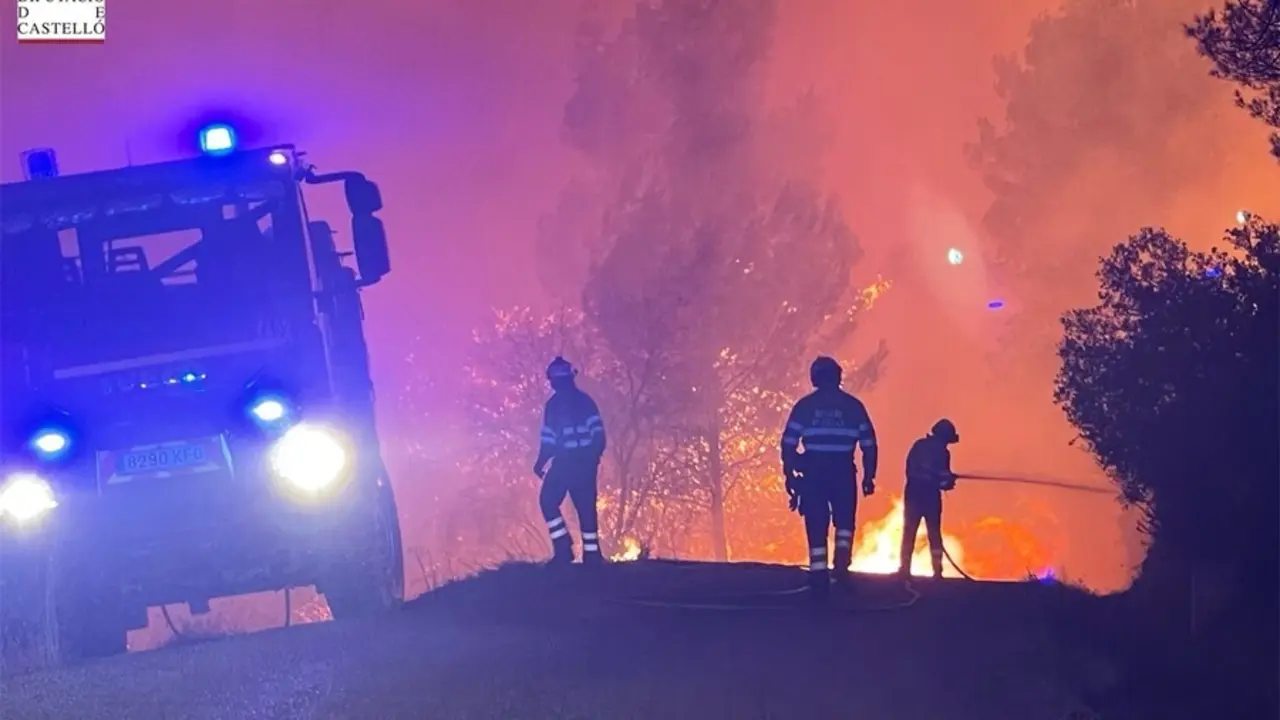 Bomberos trabajan en el incendio declarado este s&aacute;bado en Azu&eacute;bar (Castell&oacute;n)