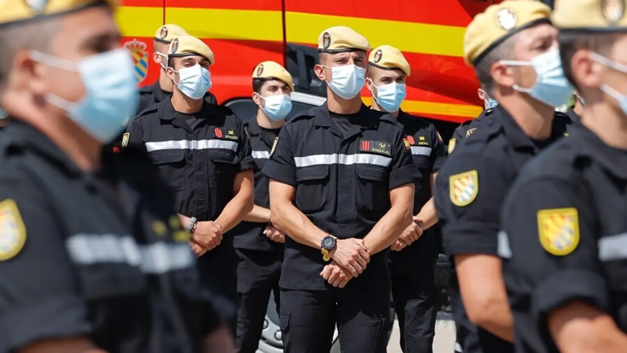 Oficiales del cuarto Batall&oacute;n de Intervenci&oacute;n en Emergencias (BIEM IV) y del destacamento del Grupo 43 del Ej&eacute;rcito del Aire, en la Base A&eacute;rea de Zaragoza, a  2 de agosto de 2021, en Zaragoza, Arag&oacute;n (Espa&ntilde;a). La ministra de Defensa ha realizado esta visi