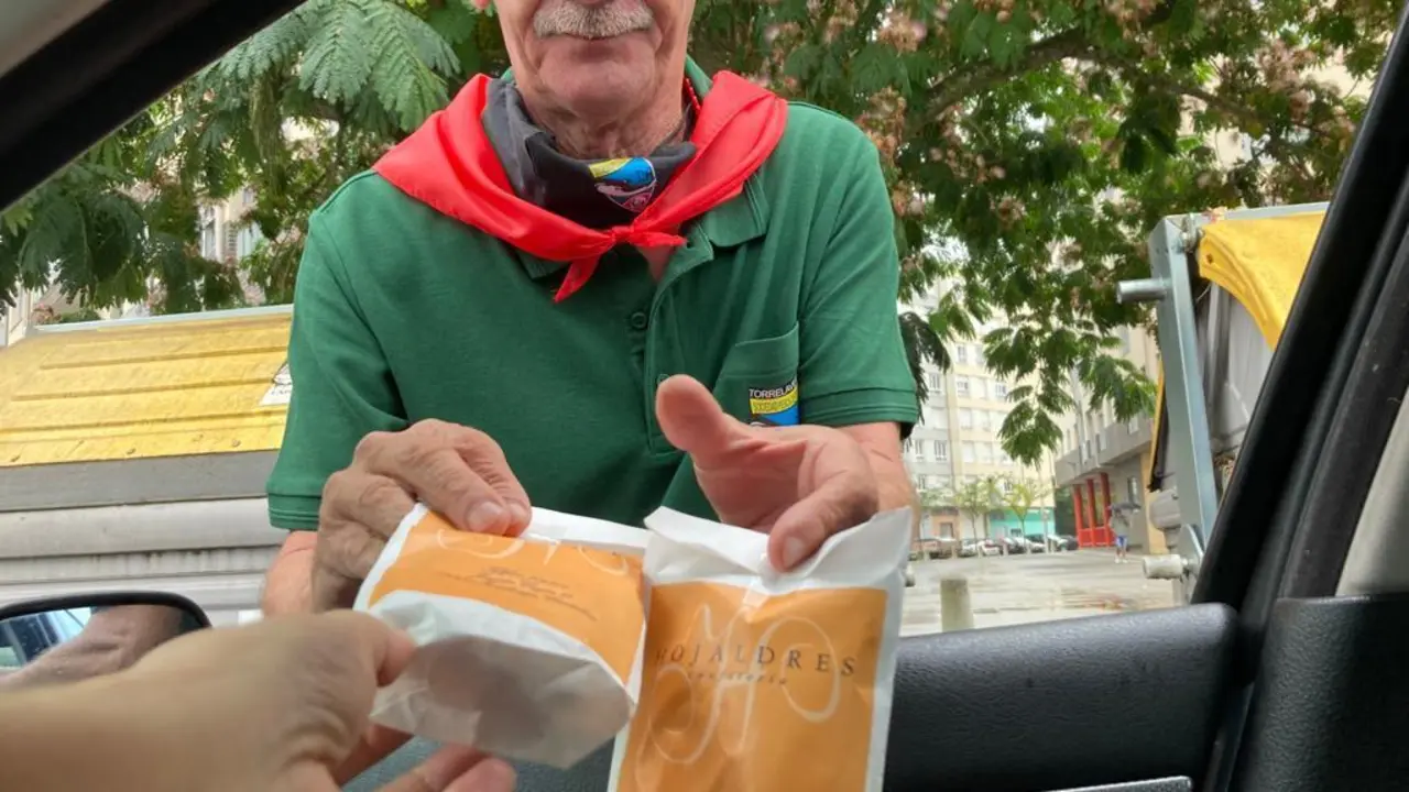 Reparto de polkas por la ciudad de Torrelavega. / S. D&iacute;az