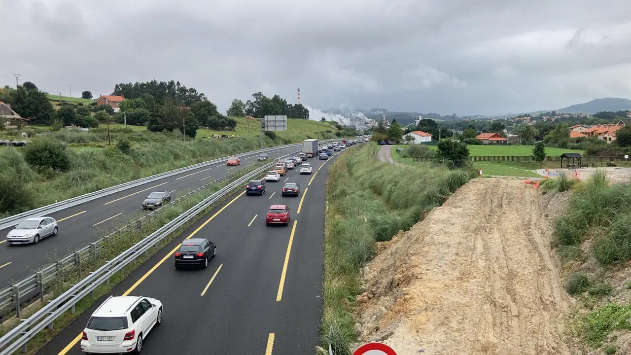 Retenciones en la entrada de Torrelavega. / S. D&Iacute;AZ