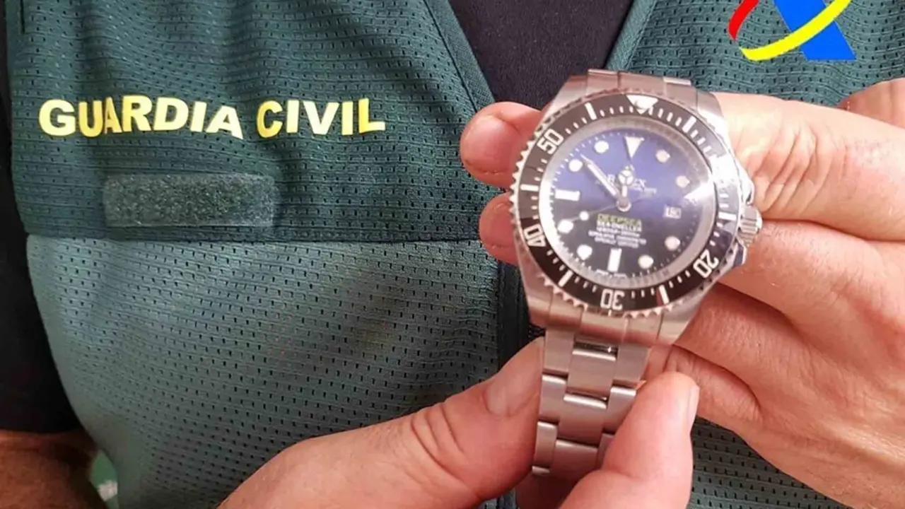 Guardia Civil y Agencia Tributaria intervienen en Mallorca miles de art&iacute;culos falsificados.