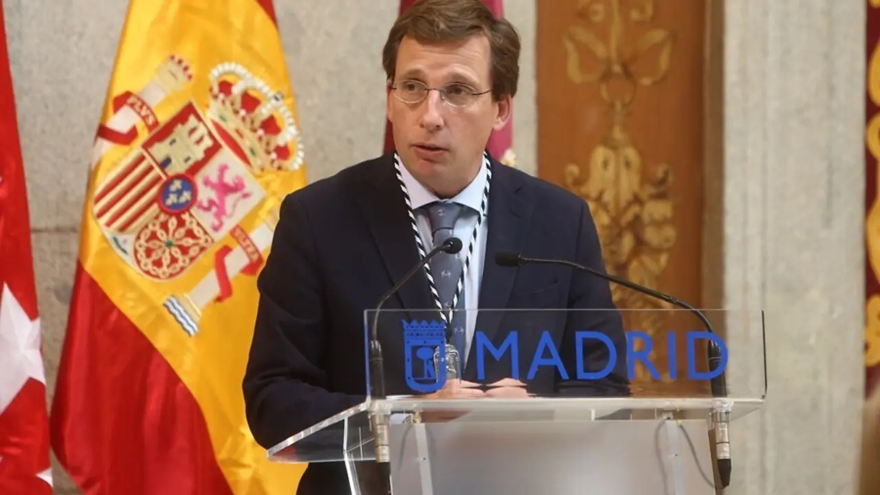 El alcalde de Madrid, Jos&eacute; Luis Mart&iacute;nez-Almeida, durante la ceremonia de entrega de las Palomas de Bronce - Cuerpo de Bomberos, con motivo de la celebraci&oacute;n de la Virgen de la Paloma, en el Patio de Cristales de la Plaza de la Villa.