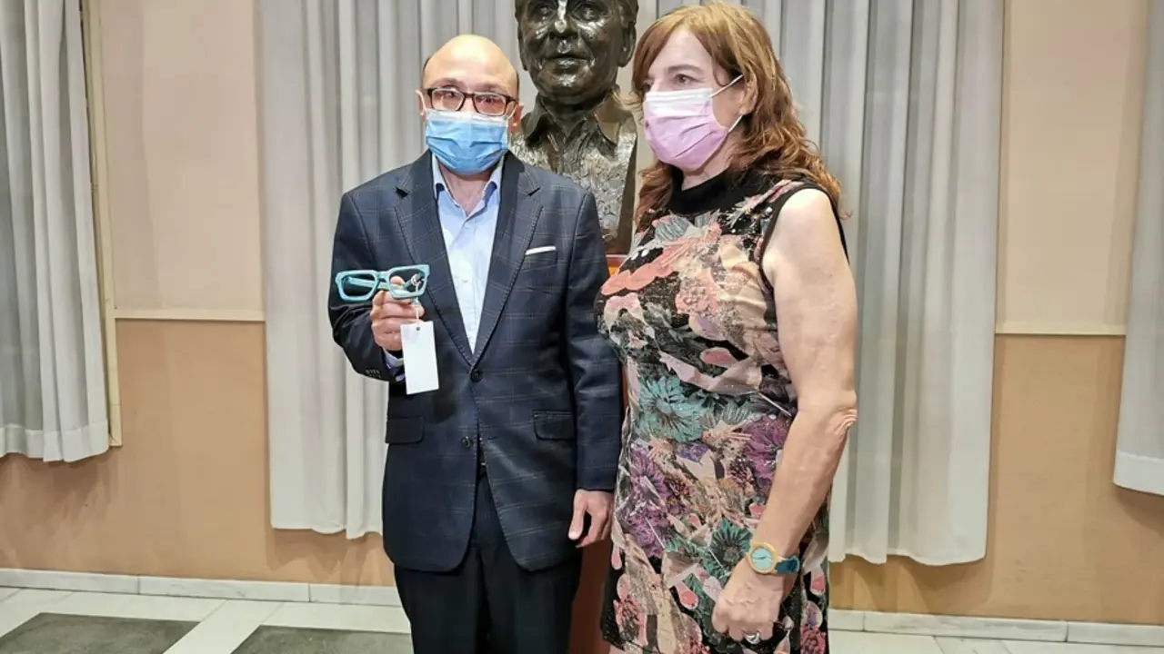 El actor Jes&uacute;s Vidal, distinguido con el Premio Talento de Comedia en el Festival de Cine de Tarazona, y la directora de la pel&iacute;cula 'Garc&iacute;a y Garc&iacute;a', Ana Murugarren , posan junto al busto de Paco Mart&iacute;nez Soria.