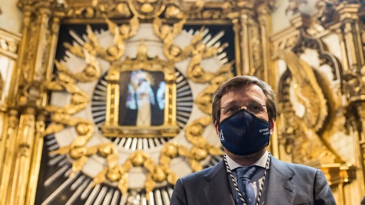 Archivo - Imagen de archivo del alcalde de Madrid, Jos&eacute; Luis Mart&iacute;nez-Almeida, frente a la Virgen de La Paloma