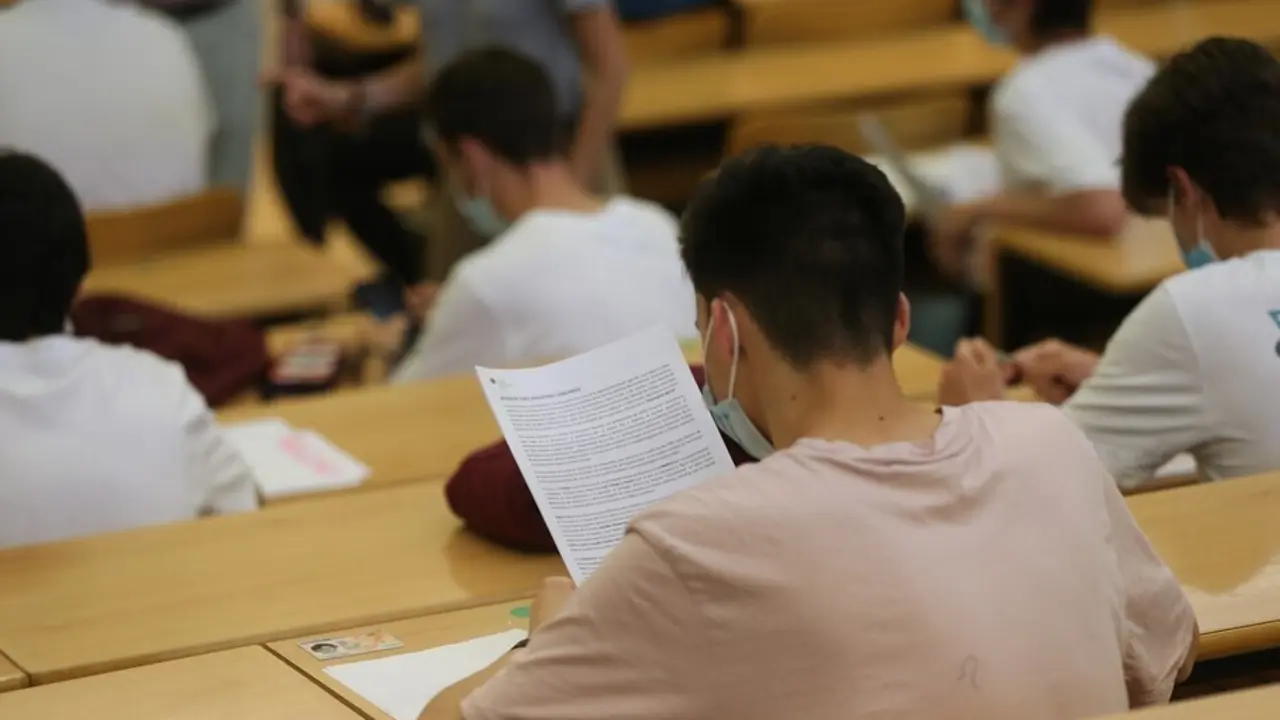 Archivo - Estudiantes en la Facultad de Ciencias Econ&oacute;micas y Empresariales realizan un examen el d&iacute;a del comienzo de los ex&aacute;menes de selectividad 2021, a 7 de junio de 2021, en el Campus de Somosaguas de la Universidad Complutense de Madrid, Pozuelo de A
