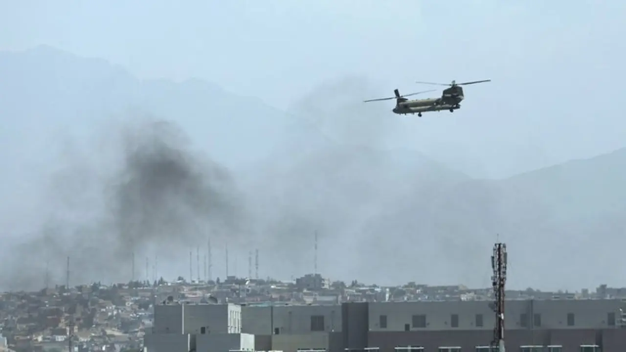 Un helic&oacute;ptero militar estadounidense sobrevuela Kabul, este domingo.RAHMAT GUL / AP