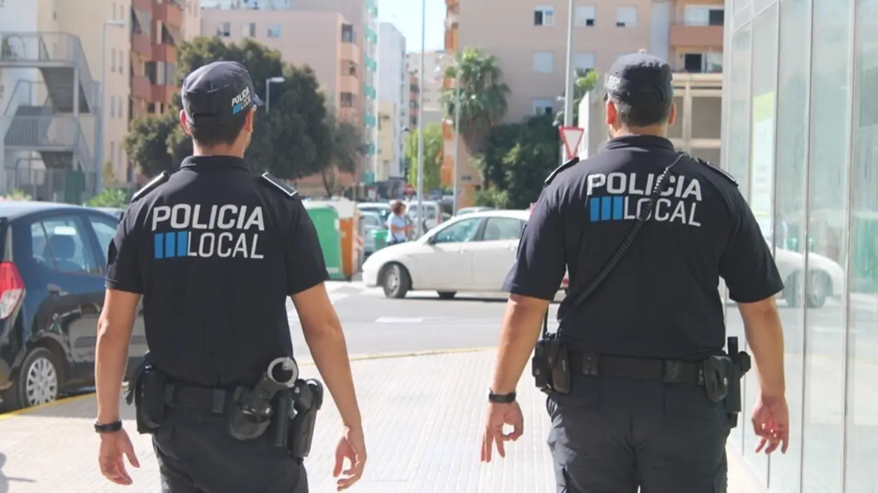 Archivo - Dos agentes de la Polic&iacute;a Local de Ibiza