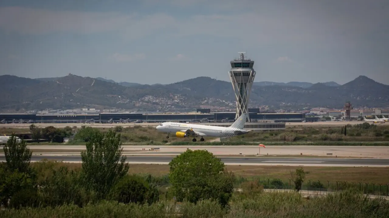 Archivo - Un avi&oacute;n en el aeropuerto de Josep Tarradellas Barcelona-El Prat