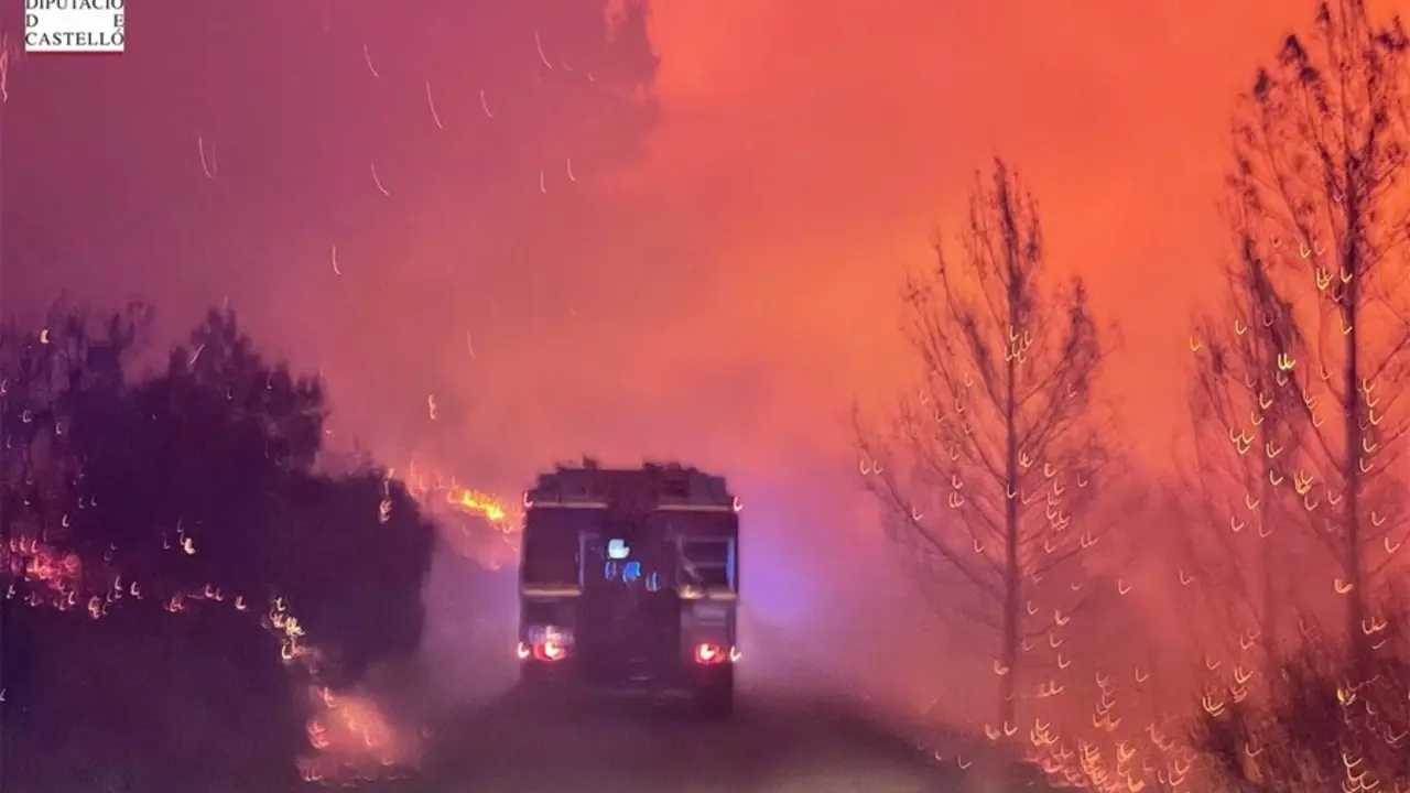 Bomberos trabajan en el incendio forestal de Azu&eacute;bar (Castell&oacute;n)