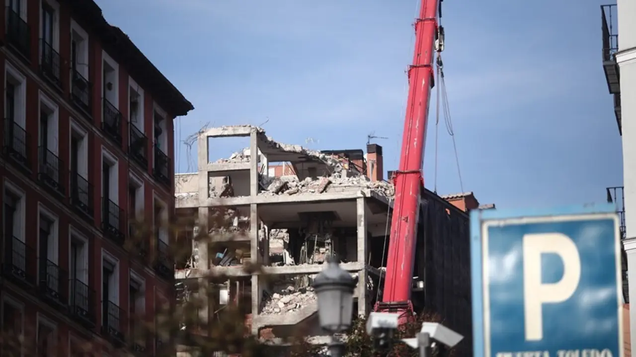 Archivo - Una gr&uacute;a trabaja en la demolici&oacute;n de la planta sexta del edificio de la calle Toledo 98.