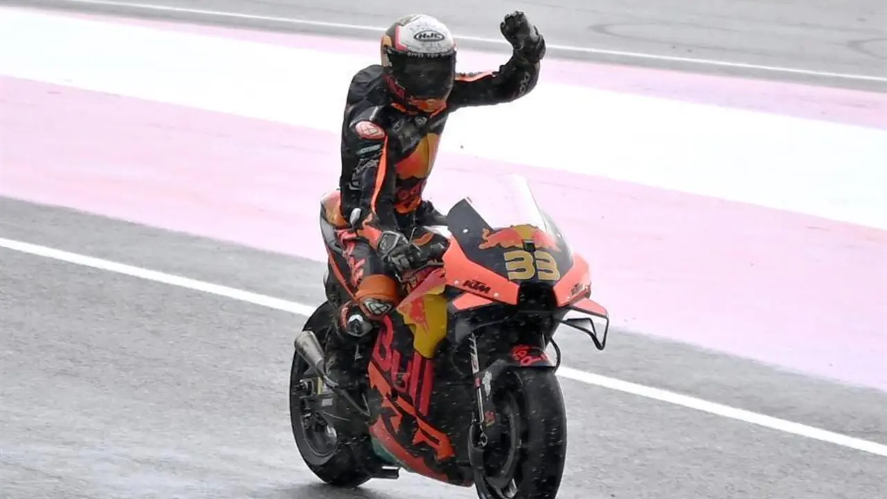 El piloto sudafricano de MotoGP Brad Binder, del Red Bull KTM Factory Racing, celebra su victoria en el Gran Premio de Motociclismo de Austria en el Red Bull Ring de Spielberg (Austria), el 15 de agosto de 2021. (Motociclismo, Ciclismo, Sud&aacute;frica) EFE/EPA/CHRISTIAN BRUNA