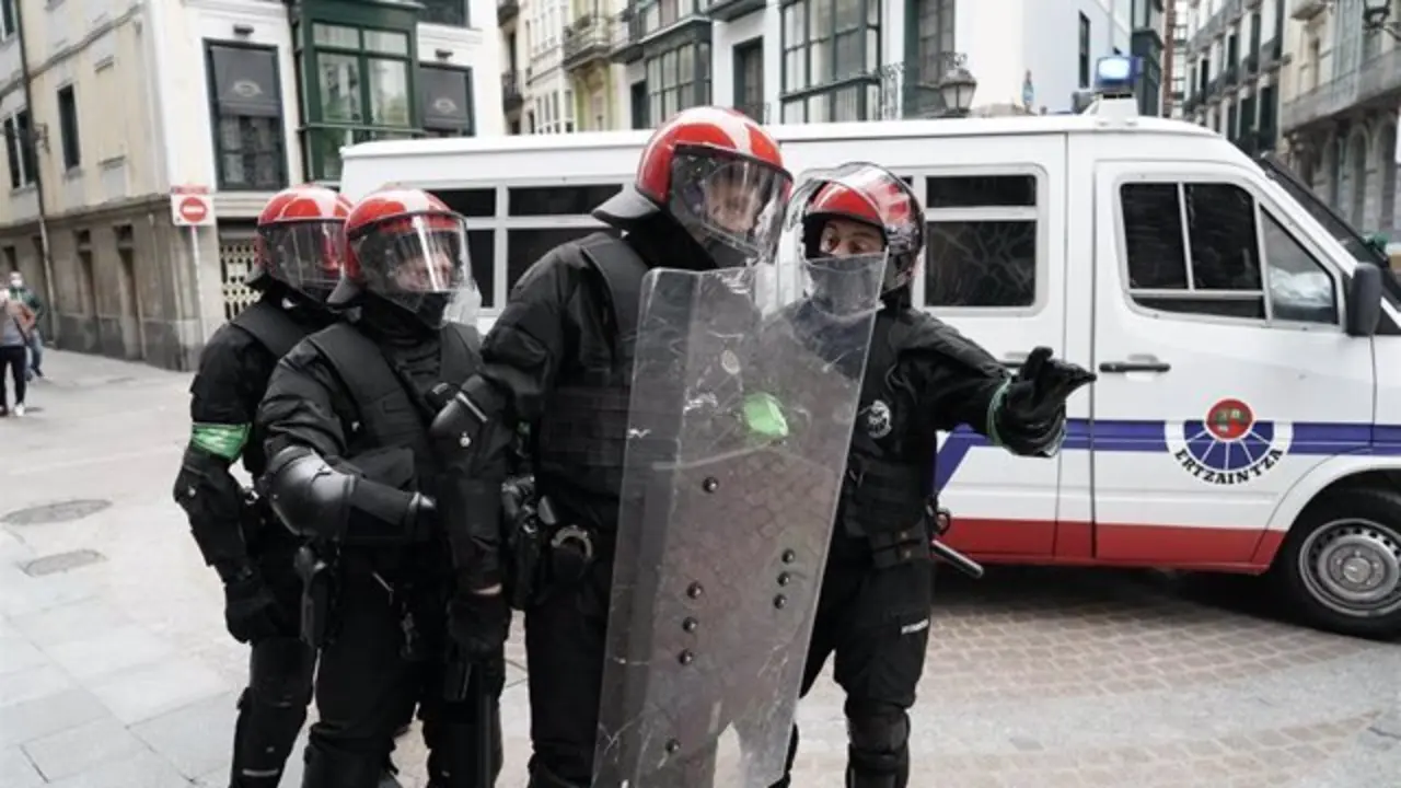 Varios agentes de la Ertzaintza durante unos altercados - H.Bilbao