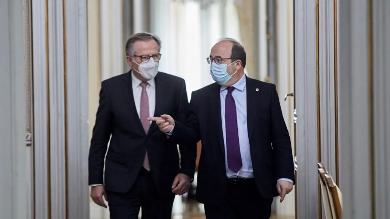 Archivo - El ministro de Pol&iacute;tica Territorial y Funci&oacute;n P&uacute;blica, Miquel Iceta (d), durante un encuentro con  el presidente de la Ciudad Aut&oacute;noma de Melilla, Eduardo de Castro Gonz&aacute;lez (i), en la sede del Ministerio, en Madrid (Espa&ntilde;a), a 30 de marzo de 20