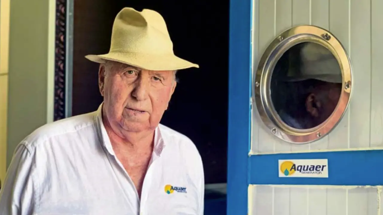 Enrique Veiga posa en su nave de Carri&oacute;n de los C&eacute;spedes (Sevilla) donde cre&oacute; la m&aacute;quina que permite obtener agua potable. / efe