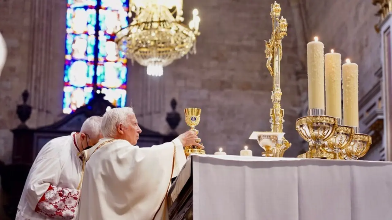 El cardenal arzobispo de Valencia, Antonio Ca&ntilde;izares, preside este domingo la misa solemne de la fiesta de la Asunci&oacute;n en la Catedral de Val&egrave;ncia