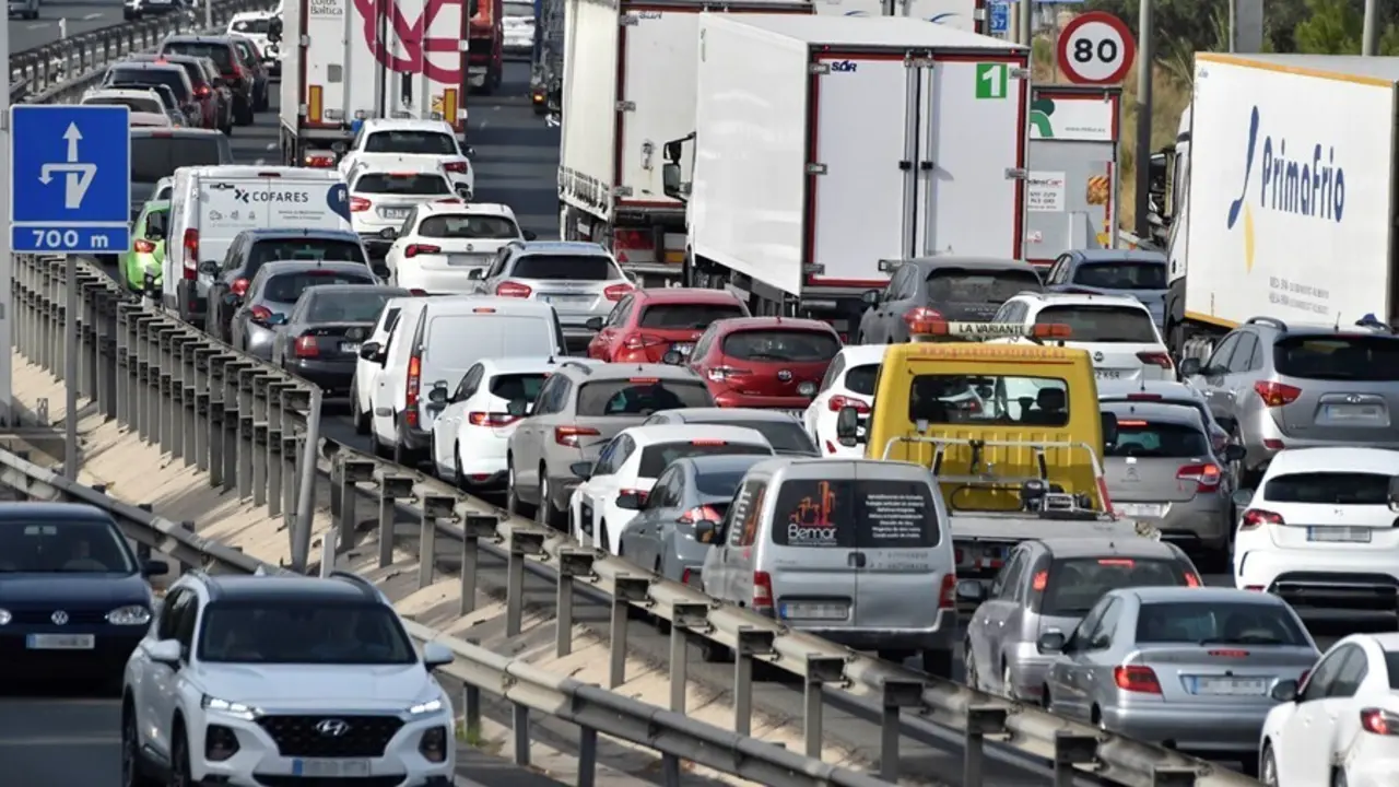 Varios veh&iacute;culos circulan por la Autov&iacute;a del Mediterr&aacute;neo o A-7, en el nudo con la Autov&iacute;a de Murcia o A-30, el d&iacute;a que comienza la operaci&oacute;n salida con motivo de la festividad del 15 de agosto.