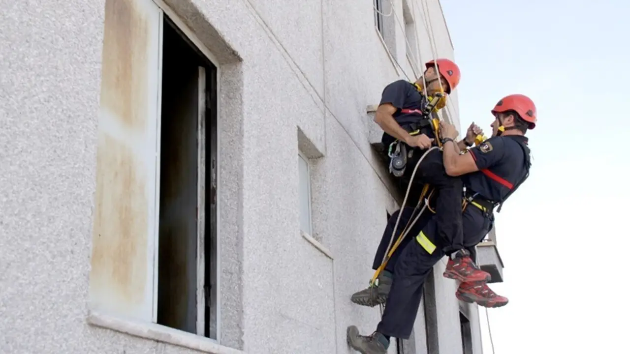 Los bomberos en medio de la actuaci&oacute;n de socorro.