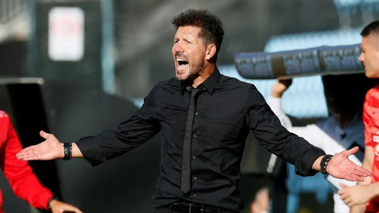 El entrenador del Atl&eacute;tico de Madrid Diego Simeone al finalizar el partido de la primera jornada de LaLiga que Celta de Vigo y Atl&eacute;tico de Madrid disputaron este domingo en el estadio de Bala&iacute;dos. EFE/Lavadeira jr