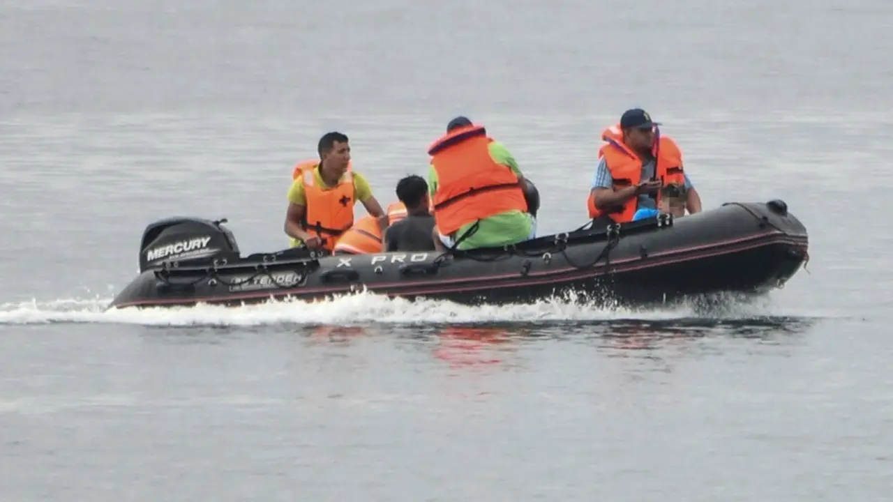 Una lancha de la Gendarmer&iacute;a Real marroqu&iacute; lleva de vuelta a un grupo de menores que viajaba a la frontera espa&ntilde;ola en una embarcaci&oacute;n de juguete, a 15 de agosto de 2021, en Ceuta (Espa&ntilde;a).