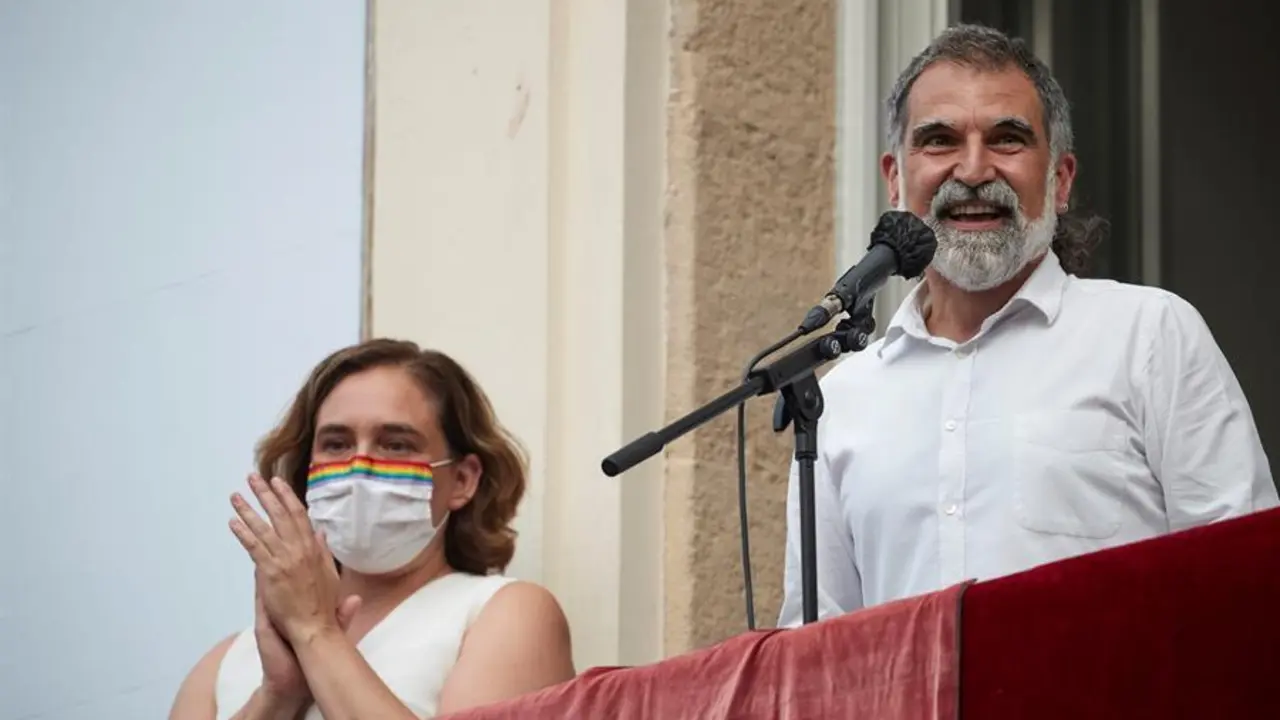 La alcaldesa de Barcelona Ada Colau (i) y el presidente de Omniun Cultural Jordi Cuixart durante el preg&oacute;n de la fiestas de Gracia 2021, hoy s&aacute;bado en Barcelona. EFE/Alejandro Garc&iacute;a