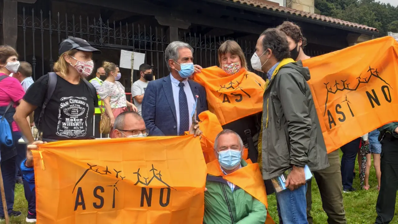 Varios integrantes mostrando su rechazo contra los e&oacute;licos que pretende implantar M. A. Revilla. / ALERTA