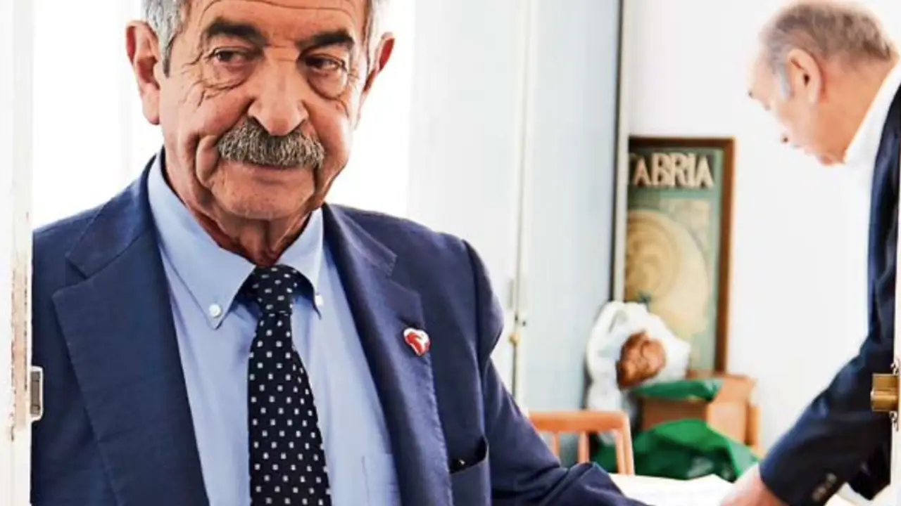 El presidente del Gobierno de Cantabria, Miguel &Aacute;ngel Revilla y al fondo J. M. Maz&oacute;n. / j. serrano