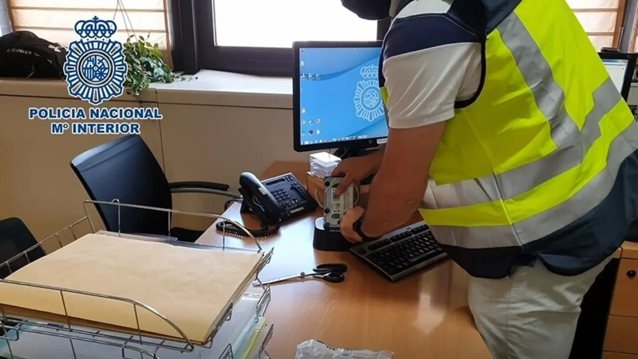 Imagen de la investigaci&oacute;n del m&oacute;vil del detenido