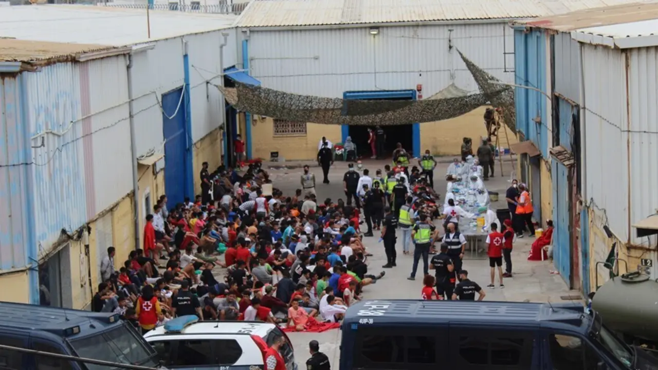 Archivo - Menores en Ceuta tras la crisis migratoria de mediados de mayo.
