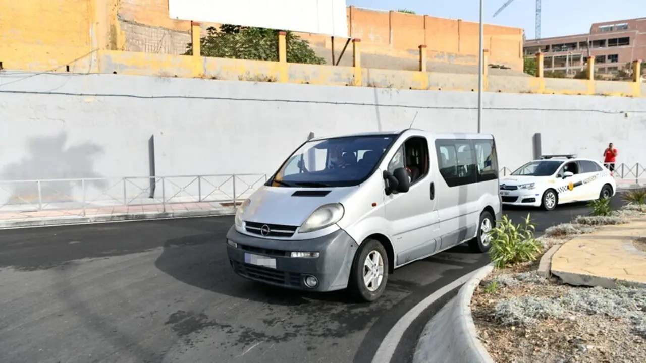 Una furgoneta lleva en su interior a menores marroqu&iacute;es para su repatriaci&oacute;n a su pa&iacute;s de origen, en la frontera de Tarajal, a 16 de agosto de 2021, en Ceuta (Espa&ntilde;a). 