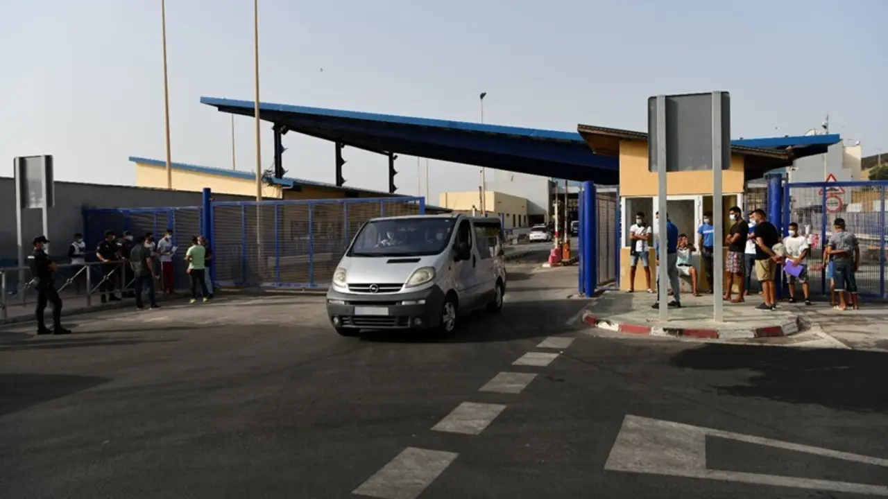 Una furgoneta circula tras dejar a menores marroqu&iacute;es para su repatriaci&oacute;n a su pa&iacute;s de origen, en la frontera de Tarajal, a 16 de agosto de 2021, en Ceuta