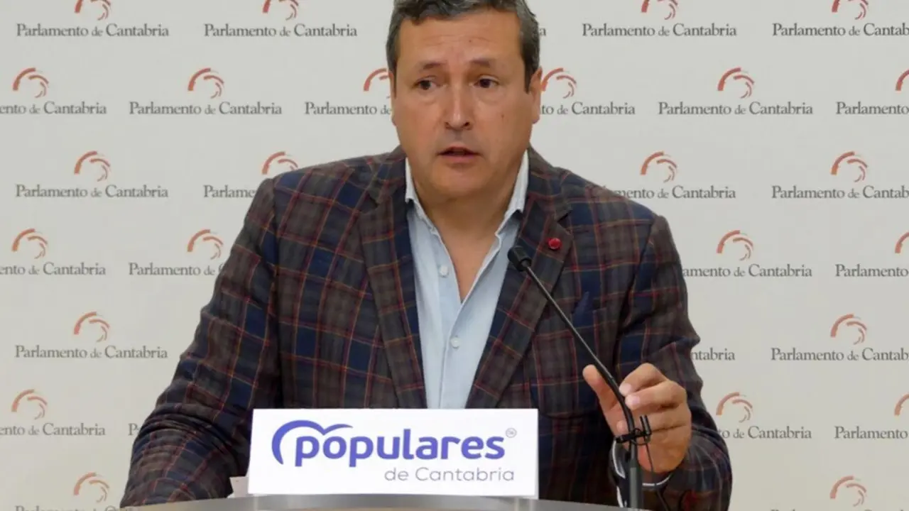 Archivo - El portavoz del PP en el Parlamento de Cantabria, I&ntilde;igo Fern&aacute;ndez